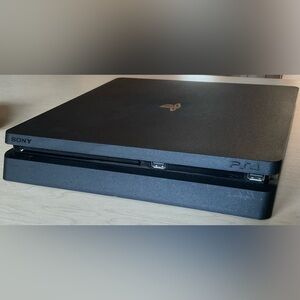 Sony PlayStation 4 Console + Controller